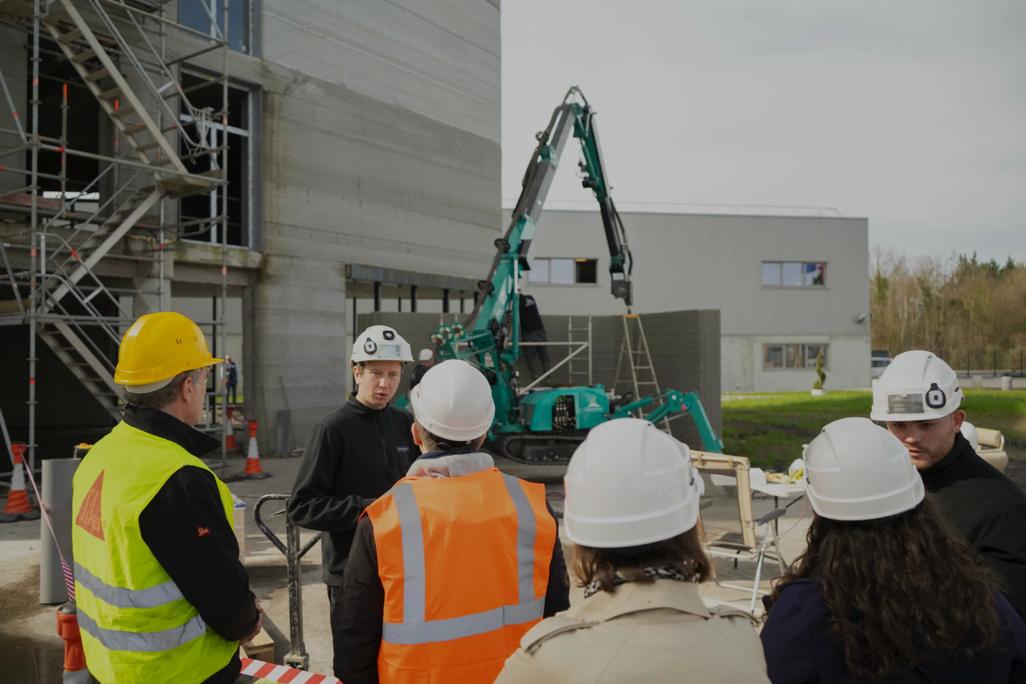 Démonstration Constructions-3D autour d’une MaxiPrinter et d’une construction imprimée en béton.
