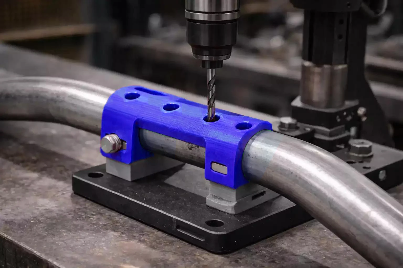 Guide de perçage imprimé en 3D utilisé sur une pièce métallique